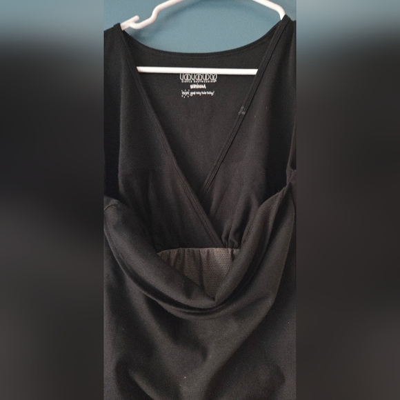 Baby Carrying Shirt Size Medium Mother Mom Women's Black Sleeveless Top - Picture 3 of 3